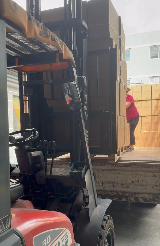 叉车装货